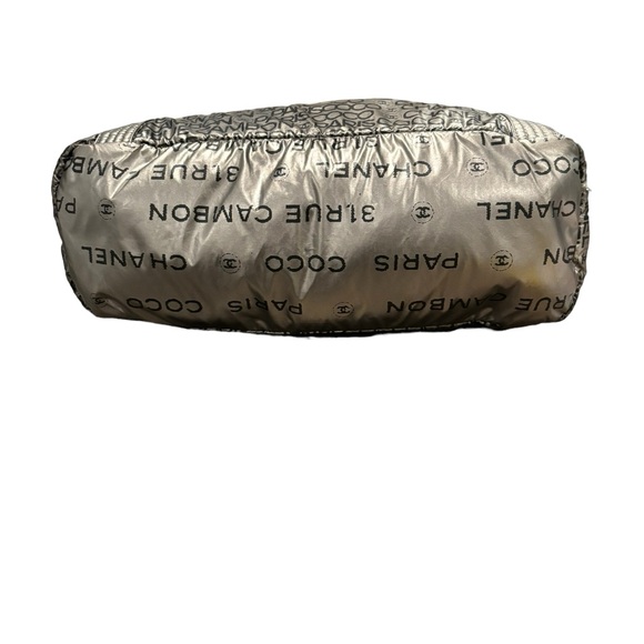 Chanel Silver 31 Rue Cambon Hobo Bag. In good condition. Minimal wear - Picture 4 of 16